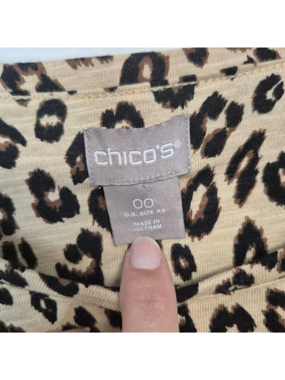 Chicos Leopard Print 3/4 Sleeve Top XS 00 Beige & Black Lightweight Cotton Blend - Picture 2 of 6